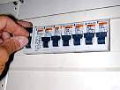Bricolaje de electricidad - instalar un sensor de movimiento - foto desconectando el interruptor diferencial