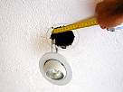 Bricolaje de electricidad - instalar un sensor de movimiento - foto de cinta m�trica de fleje de acero comprobando que no hay obst�culos para pasar los cables