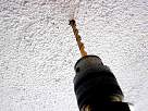Bricolaje de electricidad - instalar un sensor de movimiento - foto taladrando el techo