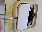 Bricolaje de electricidad - instalar un sensor de movimiento - foto desmontando la tapa del interruptor con ayuda del destornillador de clemas