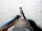 Bricolaje de electricidad - instalar un sensor de movimiento - foto taladrando con broca especial de widia afilada de 5mm.