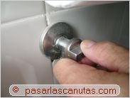 bricolaje de fontaneria - foto cerrando la llave-v&aacute;lvula de 3/8