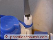 bricolaje de fontaneria - foto subiendo el nivel de la cisterna