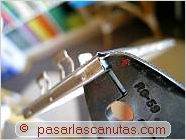 foto ajustando la plaquita trasera para que encaje bien en la caja del pc - ensamblar un pc - conectores