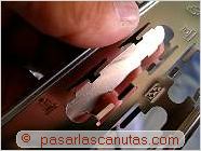 foto quitando chapitas separables que cubren alguna salidas de la plaquita trasera - ensamblar un pc - conectores