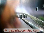 foto instalando un separador met�lico - ensamblar un pc - conectores