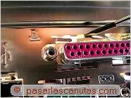 foto ajustando conector de puerto paralelo a chapita embellecedora - ensamblar un pc - conectores