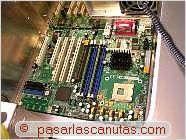 foto de placa base colocada en el chasis preparada para atornillarla - montar un ordenador - cpu y disipador