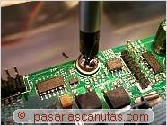 foto atornillando la placa base - montar un ordenador - cpu y disipador