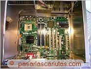 foto de placa base instalada en la caja del pc montar un ordenador - cpu y disipador