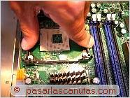 foto de insertar marco de retenci�n de disipador de CPU  - Ensamblaje de pc - Montar CPU y dar pasta t�rmica