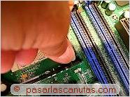 foto apretando una de las 4 piezas blancas de retenci�n - Ensamblaje de pc - Montar CPU y dar pasta t�rmica
