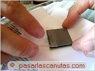 foto de fina pel�cula de pasta termica uniformemente distribu�da en el dispersor termico met�lico grande de una CPU socket PGA 478 - Ensamblaje de pc - Montar CPU y dar pasta t�rmica