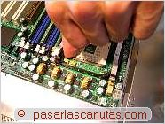 foto abriendo el z�calo de la CPU - Ensamblaje de pc