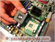 foto de CPU por el lado de los pines de conexi�n y z�calo, en las esquinas inferiores alejadas de ambos es donde faltan los dos pines