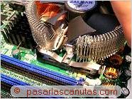 foto posicionando verticalmente el disipador para atornillarlo, hay que aproximar paralelas las dos superficies en las que he dado pasta t�rmica - Ensamblaje de pc