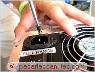 foto atornillando la placa de instalaci�n de la fuente de alimentaci�n del ordenador - Ensamblaje de pc - Montaje de la fuente de alimentaci�n