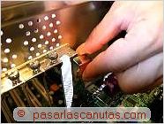 foto quitando la chapita que cubre la salida en la caja de la tarjeta gr�fica - Partes de un pc - montar tarjeta gr�fica