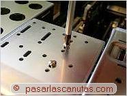 foto atornillando la disquetera a la caja del pc - Ensamblaje de un pc - instalar disquetera