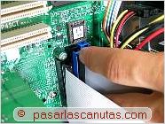 foto de conectores de cable plano de disquetera y grabadora de DVD - Ensamblaje de un pc - conexiones