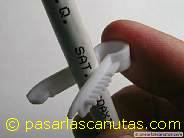 foto colocando la grapa-taco en un cable de antena de televisi�n - grapas tacos en bricolaje - materiales de bricolaje