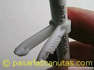 foto poniendo la grapa-taco en un cable de antena de televisi�n - grapas tacos en bricolaje - materiales de bricolaje