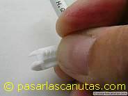 foto enganchando las dos mitades de la grapa-taco por desplazamiento lateral - grapas tacos en bricolaje - materiales de bricolaje