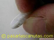 foto de la grapa-taco ensamblada sobre el cable de antena de televisi�n - grapas tacos en bricolaje - materiales de bricolaje