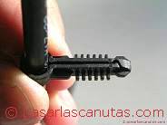 foto de la grapa-taco montada sobre cable RG-59 - grapas tacos en bricolaje - materiales de bricolaje