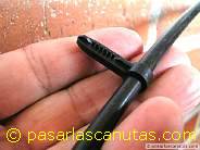 foto de la grapa-taco montada sobre microtubo de riego por goteo de 4,6 mm. - grapas tacos en bricolaje - materiales de bricolaje