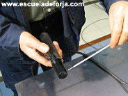 Bricolaje en Hierro forjado: colocaci�n del electrodo en la pinza
