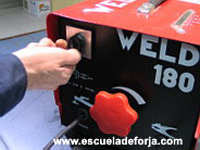 Bricolaje en Hierro forjado: encendido del equipo de bricolaje para soldadura el�ctrica