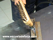 Bricolaje en Hierro forjado: picando la escoria de la soldadura realizada