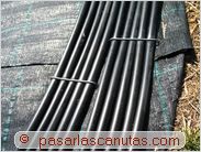 bricolaje agua caliente solar piscina - sujetando el calentador solar con grapas