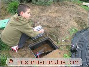 bricolaje agua caliente solar piscina - Dani vaciando el calentador solar de agua para piscina