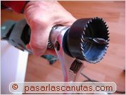 instalar aire acondicionado split - apretando la tuerca de fijaci�n de la broca