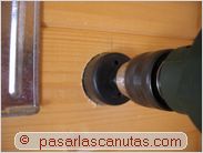 instalar aire acondicionado split - taladrando