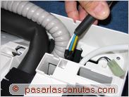 instalar aire acondicionado split - introduciendo el cable por detras de la unidad interior