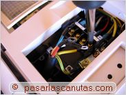 instalar aire acondicionado split - atornillando las conexiones electricas de la unidad interior