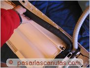 instalar aire acondicionado split - doblando los tubos de la unidad interior en sentido perpendicular al plano trasero de la unidad