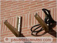 instalar aire acondicionado split - ejemplo de soportes para colgar sobre pared de ladrilo la unidad exterior de aire acondicionado split