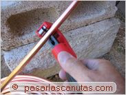 instalar aire acondicionado split - cortando el tubo de cobre con el cortatubos