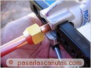 instalar aire acondicionado split - uso del abocardador