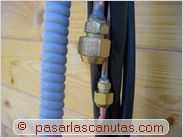 instalar aire acondicionado split - tuercas que taponan los tubos de cobre que salen de la unidad interior