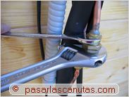 instalar aire acondicionado split - aflojando la tuerca gruesa del tubo de cobre de la unidad interior