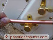 instalar aire acondicionado split - tomando medida del tubo de cobre para cortarlo