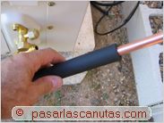 instalar aire acondicionado split - aislante termico sobre tubo de cobre de instalacion de aire acondicionado split