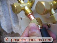 instalar aire acondicionado split - detalle de presentacion de tubo abocardado de cobre a pieza de union en unidad exterior de aire acondicionado split