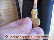 instalar aire acondicionado split - desenroscando tuerca de tubo fino de unidad interior de aire acondicionado split