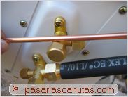 instalar aire acondicionado split - presentando el tubo para medir y cortar